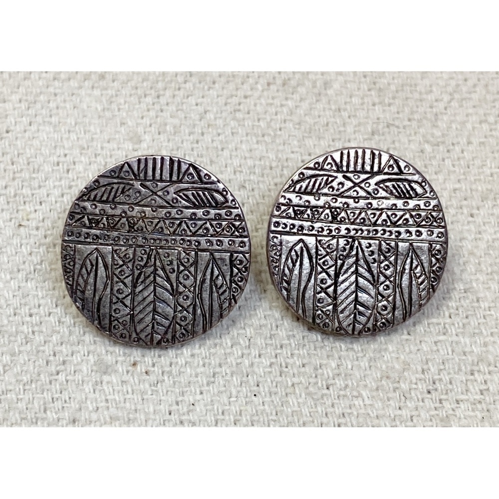 Silver tone disc earrings with etched leaf design